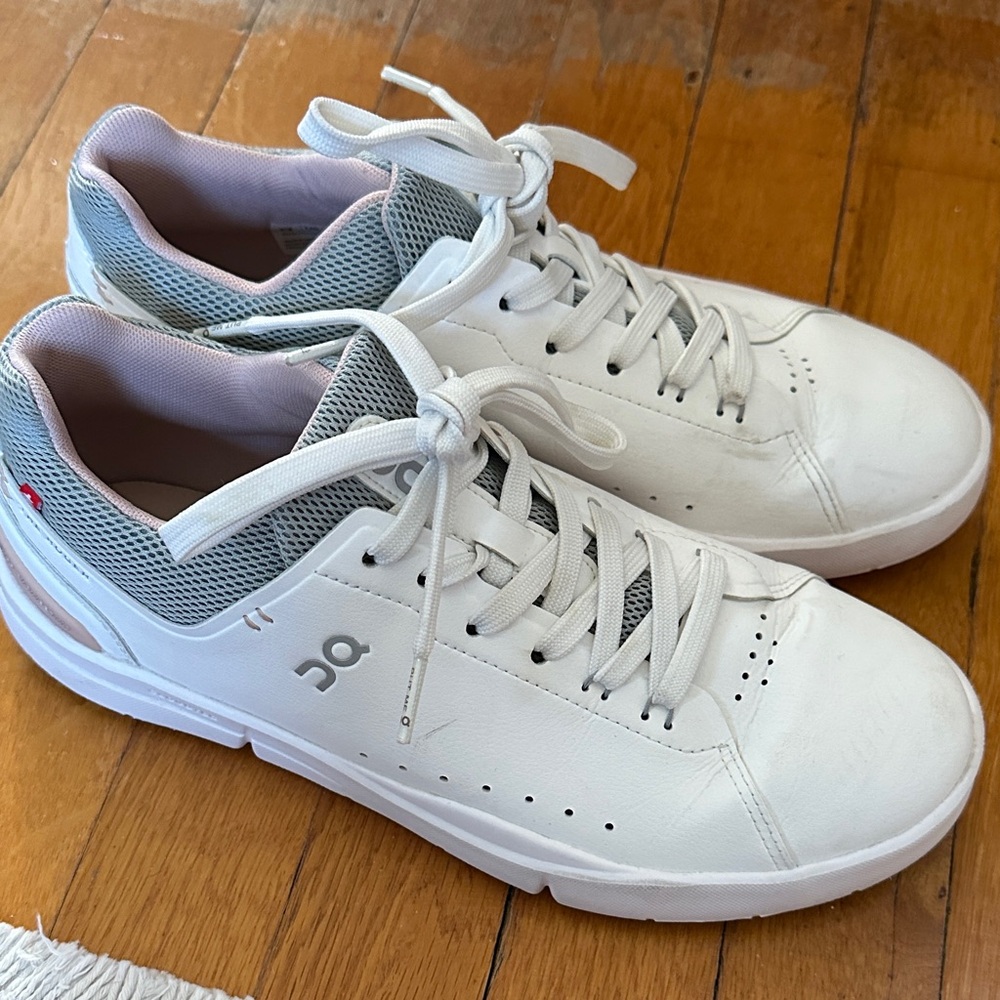 On Running White Women’s Low-Top Sneakers with Gray Mesh and Pink Lining